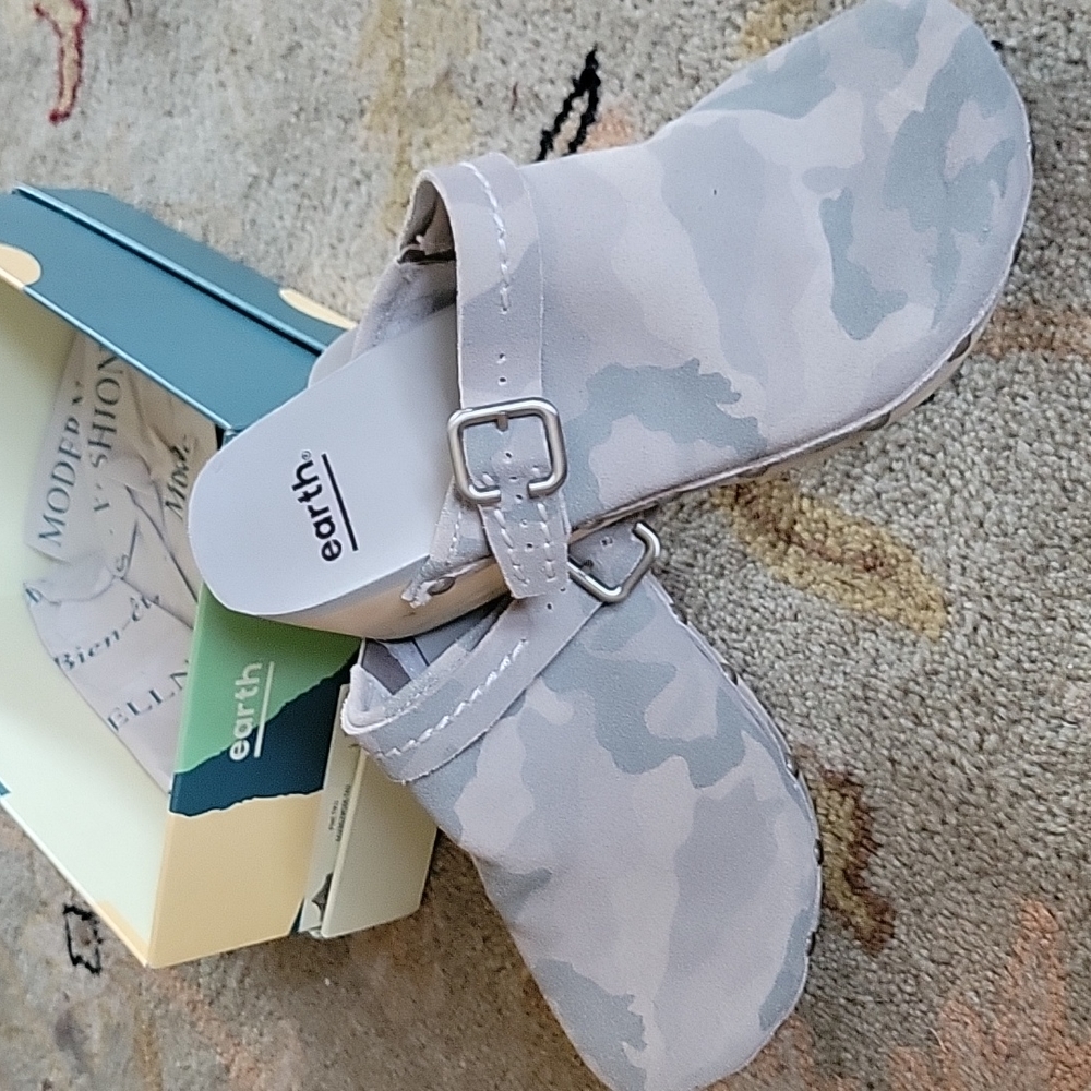 Earth Pine Tiku Clogs